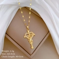 Nahaufnahme eines goldenen Herzanhängers mit MOM-Gravur und funkelnden Zirkonia-Akzenten - Gold Herz Kreuz MOM Stil (B501)