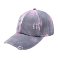 Dettaglio cappello baseball tie-dye con effetti vintage usurati e strappati - Cappello da baseball tie-dye grigio rosa bianco