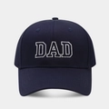 Detalle del bordado blanco DAD en una gorra de béisbol de algodón azul marino - Contorno DAD / Azul marino