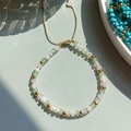 Vista dettagliata del bracciale di perline quadrate verde menta e rosa con oro - Verde Menta/Rosa Chiaro/Perle Quadrate Bianche