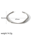 Brazalete abierto de acero inoxidable plateado con dimensiones de 67 mm por 52,2 mm - Estilo Geométrico Plateado (TB7104-S)