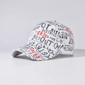 Detalle de gorra de béisbol blanca con estampados de grafiti negro y rojo urbano - Ajustable / Grafiti Blanco