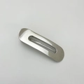 Nahaufnahme der glänzenden silbernen Legierungshaarspange mit hohlem ovalem Design - Silber