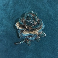 Broche rose en strass bleu paon avec pétales en métal vintage et cristaux brillants - Bleu