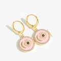 Detail von goldenen Evil-Eye-Ohrringen mit rosa Emaille und funkelnden Kristallen - Rosa