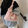 Sac à main rose en peluche avec détail papillon argenté et bandoulière en cuir souple - Rose Clair