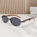 Punk-Metall-Sonnenbrille mit Holzmaserung-Bügeln und grauen Gläsern auf Marmor - Metallgrauer Rahmen Schwarz Graue Gläser