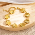 Verstellbares Armband mit 18 Karat Goldbeschichtung und acht eleganten Muschel-Anhängern - Jakobsmuschel-Stil