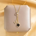Collier en acier titane doré avec doubles pendentifs trèfle et cristaux blancs - Trèfle à Quatre Feuilles à Gland Noir