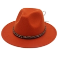 Dettaglio macro del cappello fedora rosso ruggine in lana con nastro intrecciato e strass - Caramello