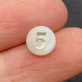 Perla tonda piatta in conchiglia bianca 8mm con numero cinque oro per gioielli DIY - Numero 5 / Bianco