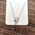 Collar de lazo plateado con media luna, cristales de estrella y perla sobre madera - Estilo perla estrella luna