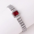 Luxuriöses versilbertes Armband mit rechteckigem rotem Zirkon und Pavé-Kristallen - Rosenroter Zirkonia