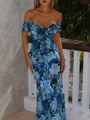 Detail von Rüschen-V-Ausschnitt mit Schleife und blauem Blumendruck am Sommerkleid - XS / Blau