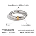 Detalle macro de anillo de acero inoxidable con circonitas y colgante circular dorado - Estilo de Circonita Plateado con Cierre Dorado (YYR025361-M2)