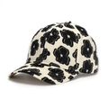 Détail d'une casquette de baseball beige à fleurs avec texture tissée et motifs étoilés - Blanc Cassé