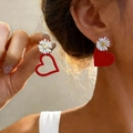 Orecchini asimmetrici con margherite e cuori rossi in resina dallo stile floreale - Rosso