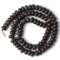 Detalle macro de cuentas de ábaco marrón oscuro en cordón naranja para joyas DIY - Jade Teñido Ahumado Ábaco