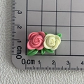 Gros plan de charmes de fleurs en résine rose et blanche avec règle pour mesure - 10*Rose à feuilles vertes