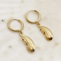 Elegante goldene Huggie-Creolen mit detaillierten federförmigen Anhängern - Feder Anhänger / Gold