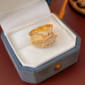 Nahaufnahme eines 18K vergoldeten Blumenrings mit Zirkonia-Steinen auf Samt-Inlay - Goldring (Echt vergoldet)