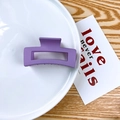 Pince à cheveux carrée violet mat au design minimaliste sur une assiette en céramique - Style Creux Carré / Violet Carré