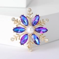 Broche flocon dorée avec cristaux violets et perle centrale sur socle blanc - Base Dorée / Cristal Dégradé Bleu-Violet / Bleu
