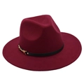 Λεπτομέρεια μπορντό καπέλο Fedora με μαύρο δερμάτινο λουράκι και χρυσή μεταλλική αγκράφα - Ένα μέγεθος / Μπορντό