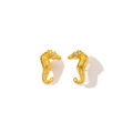 Dettaglio macro di orecchini a forma di cavalluccio marino dorato con zircone bianco - Stile Cavalluccio Marino con Zircone Bianco (EXRGE0530)