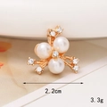 Vista macro de accesorio de flor de perlas y strass de 2,2cm para proyectos de artesanía - D669 Flor de Triple Perla