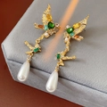 Détail de boucles d'oreilles oiseaux dorées vintage avec pierres et perles blanches - Clous d'oreilles pendentif perle cœur zircone avec tige en argent