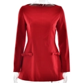 Dettaglio dell'abito rosso con scollo a barca, eleganti fiocchi in vita e taglio a trapezio - S / Rosso