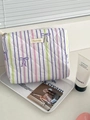 Beauty case trapuntato con strisce viola e fiocchi su un piano di marmo bianco - Fiocco a Righe Splicing Viola-Borsa Clutch Media