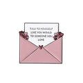 Spilla a busta in smalto rosa con cuori e biglietto bianco con citazioni ispiratrici - Busta Rosa-Talk to yourself like someone you love