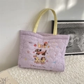 Detail der niedlichen Hundestickerei auf violetter Stepptasche mit gelben Griffen - Lila-Skateboard-Hund