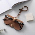 Funda para gafas en cuero PU marrón con grano de lichi, cordón y broche de presión - Marrón