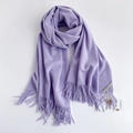 Sciarpa viola chiaro effetto cashmere con frange e etichetta del marchio su bianco - Viola Chiaro