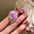 Rosafarbener und lila Perlenblumen-Ring mit goldener Metallschiene am Finger - Goldene Basis Pink Violettes Blumencluster