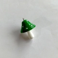 Vue détaillée d'une breloque champignon en résine verte avec points blancs pour bijoux - Vert