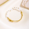 Elegante bracciale in acciaio al titanio dorato con perle bianche su seta di lusso - Braccialetto di Perle Irregolare (7858) / Oro