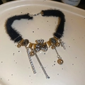 Detail von Plüsch-Choker mit LOVE-Gravur, funkelnden Strasssteinen und Perlenquasten - Schwarzer Bär mit Schleife Stil
