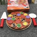 Set pizza in legno per bambini con condimenti rimovibili su uno sfondo grigio strutturato - Gruppo Pizza di Simulazione