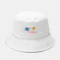Dettaglio del ricamo a pianeta colorato e cuciture su un cappello a secchiello bianco - M (56-58cm) / Bianco