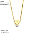 Gedetailleerde close-up van 18K vergulde roestvrijstalen ketting met ronde letter A hanger - Letter A
