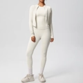 Vue de face de l'ensemble de yoga beige avec veste zippée, débardeur et legging gainant - Ivoire Clair