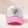 Rosa-weiße Mesh-Trucker-Kappe mit buntem Herz-Print und dekorativem Slogan-Design - Einheitsgröße / Rosa