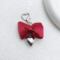 Elegante portachiavi con fiocco in tessuto rosso e ciondolo a cuore in metallo argento - Rosso