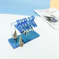 Detailansicht der Ohrring-Organizer aus Acryl mit blauen Minibügeln und Spiegelbasis - Mit 8 Kleiderbügeln / Spiegel Blau