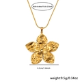 Detailopname van vergulde roestvrijstalen bloemenketting met hamerstructuur en afmetingen - Geplooide Bloemblad Ketting