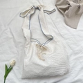 Detail der weißen Polka-Dot Segeltuchtasche mit blauem Saum und Schleifenriemen - Weißes Punktmuster-Weste-Stil Zum Binden